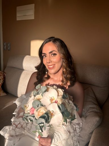 Novia maquillada y peinada por estilista en Málaga con su ramo de flores