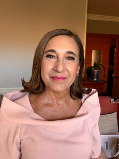 Invitada de boda con vestido rosa maquillada y peinada por maquilladora profesional en Málaga