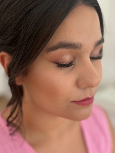 Invitada de boda maquillada y peinada por maquilladora profesional en Málaga