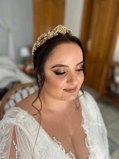 Novia maquillada y peinada por estilista en Málaga sentada en una silla