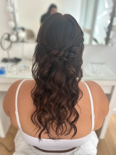 Semirecogido para novia hecho por Laura Torres, peinado y maquillaje para novias