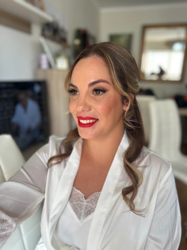 Novia maquillada y peinada por estilista en Málaga con labios rojos