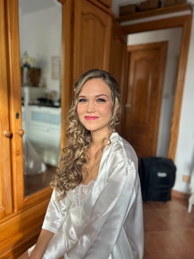 Novia maquillada y peinada por estilista en Málaga