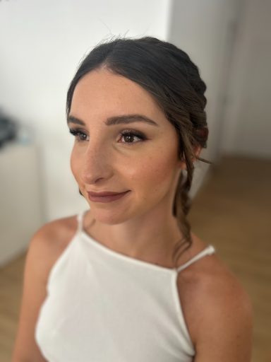 Invitada de boda maquillada y peinada por maquilladora profesional en Málaga